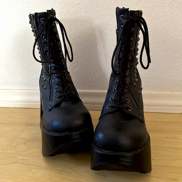Demonia Dynamite vegan leather boots with star cut out in heel size 8 - Picture 9 of 10
